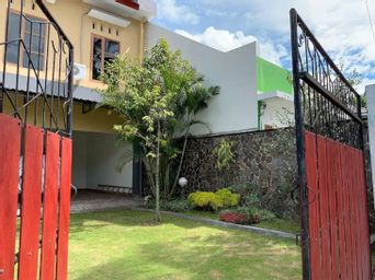 Exterior & Views 1, Bu Kun Homestay, Sleman