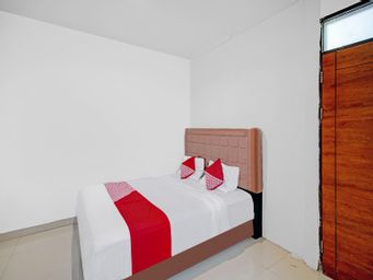 Bedroom 1, OYO 3051 Stm Suite Near Amplas Bus Terminal, Medan