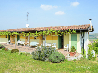 Nice and typical apartment in a farm surrounded by hills and vineyards., pavia