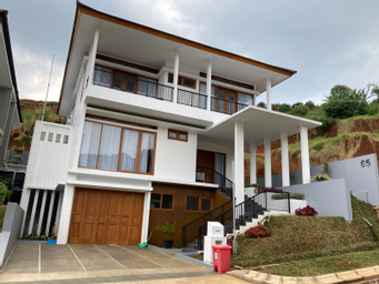 Exterior & Views 2, 4BR Villa Ara Syariah with Private Pool, Bandung