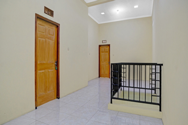 Bedroom 3, OYO 90737 Losmen Aini Syariah, Malang
