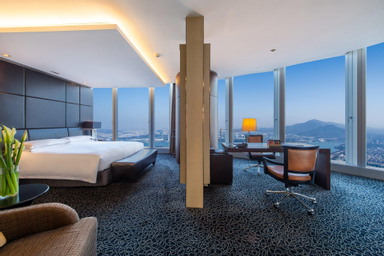 1 King Premium Lake View Lounge Access
