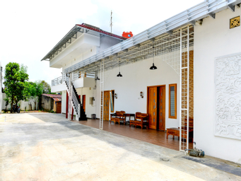 Exterior & Views 2, OYO 90898 Hotel Top Jaya, Banyumas