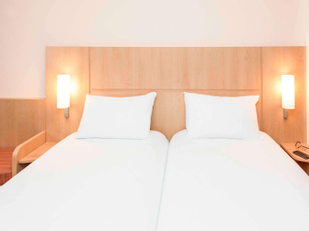Room with 2 single beds equipped with the new bedding