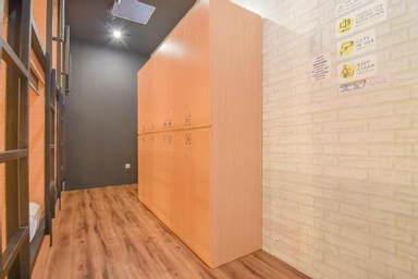 Single Bed in Mixed Dormitory Room