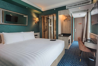 Bedroom 2, The Coach Hotel Sukhumvit - Asok BTS Bangkok by Compass Hospitality, Khlong Toey