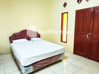 Bedroom 1, Hotel Anita Baturaden Mitra RedDoorz, Banyumas