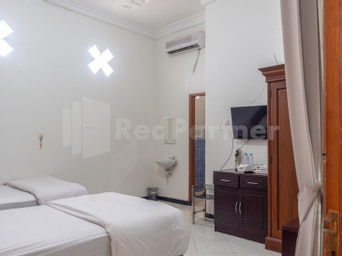 Bedroom 3, Tjahaja Baroe Syariah Mitra RedDoorz @ Dukuh Kupang, Surabaya