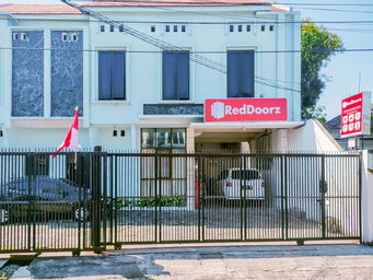 Exterior & Views 1, RedDoorz Syariah @ Jemursari Surabaya, Surabaya