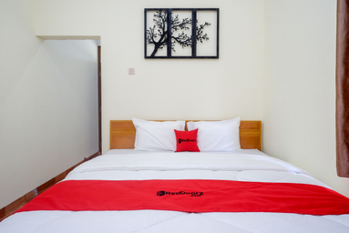 Bedroom 1, RedDoorz near Rita Supermall Purwokerto 2, Banyumas