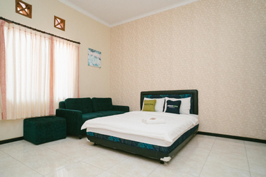 Bedroom 1, Urbanview Hotel Griya Surya Malang, Malang