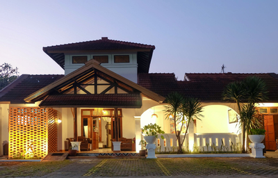 Exterior & Views