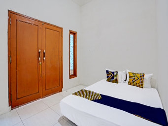 Bedroom 1, SPOT ON 92077 Tarlo Guest House 3, Surabaya