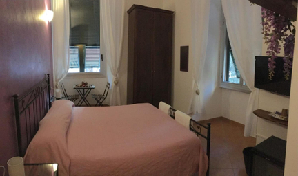 Bedroom 3, Virginia's Rooms, Genova