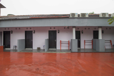 Exterior & Views 2, RedDoorz @ Pondok Bambu, East Jakarta