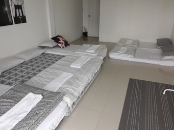 Bedroom 4, Sukhumvit 50 hostel, Phra Khanong
