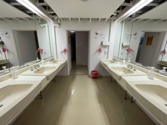 Kamar, kamar mandi umum (Western Style, 3 Persons)