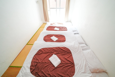 Kamar Tradisional (with Shared Bathroom, 4 Persons)