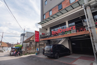 Exterior & Views 2, RedDoorz Plus @ Doorman Guest House, Bandung