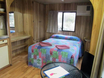 Bedroom 2, Acclaim Gateway Caravan Park, Dundas