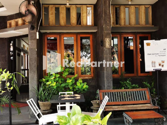 Exterior & Views 1, Dinnar Homestay Gayungan Mitra RedDoorz, Surabaya