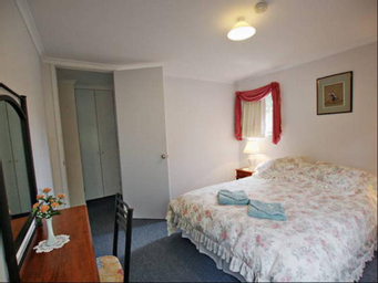 Bedroom 2, Serenity Grove Cottage Accommodation, Singleton