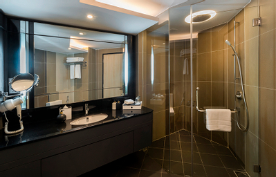 Kamar Keluarga Queen atau Ranjang Lain