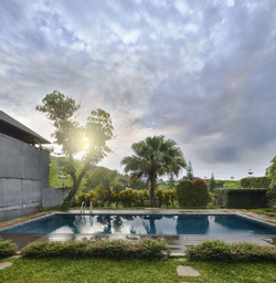 Sport & Beauty 1, Elok Villa 4BR with a private pool, Bandung