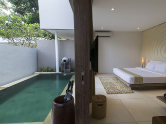 King Deluxe Room - Pool View