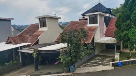 Exterior & Views 2, Villa Keluarga Mawar 82 Dago Resort 4BR dengan Private Pool Gazebo dan Rooftop, Bandung