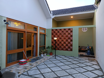 Exterior & Views 1, Omasage Guest House, Yogyakarta