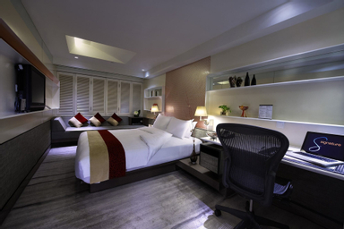 Room with Queen Bed