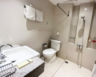 Bathroom 28
