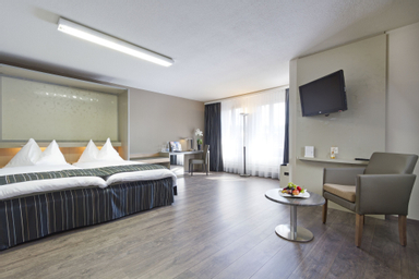 Double room, street side or train side, with air conditioner
