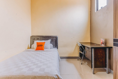 Bedroom 1, KoolKost Syariah near Satelit Indah - Caters to Women, Surabaya