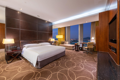 1 King Classic Lake View Club Lounge Access