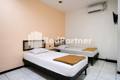 Bedroom 1, RedDoorz @ Sparkling Hotel Surabaya, Surabaya