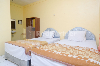 Bedroom 2, Hotel Sido Langgeng Tawangmangu Mitra RedDoorz, Karanganyar