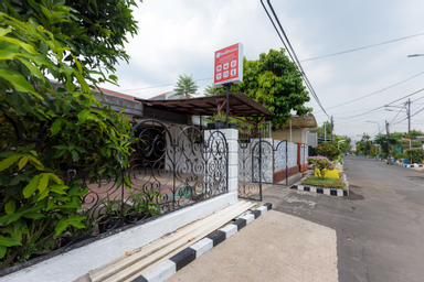 Exterior & Views 1, RedDoorz @ Osuko Residence Sukomanunggal Jaya, Surabaya