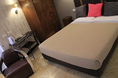 Bedroom 4, Hotel Bologna, Genova