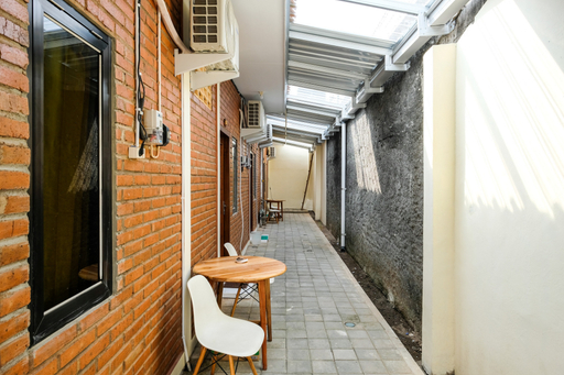 RedDoorz near Jalan Kusumanegara