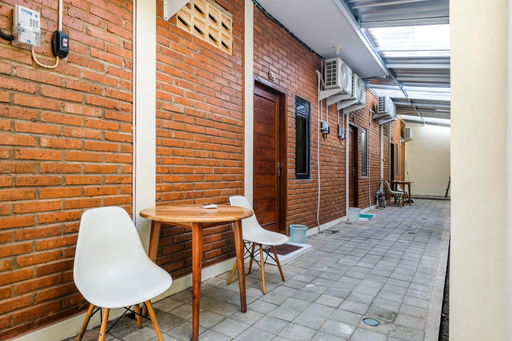 RedDoorz near Jalan Kusumanegara