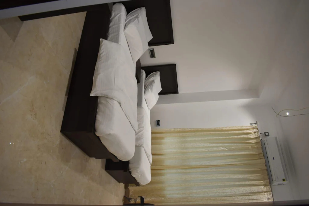 Bedroom 3, The White Lotus, Gaya