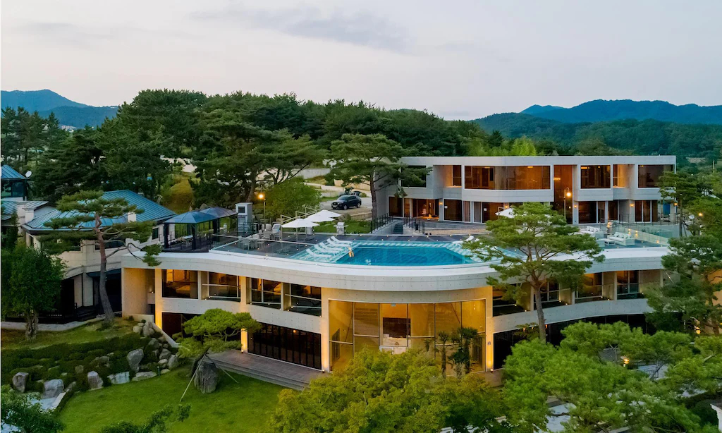 Exterior & Views