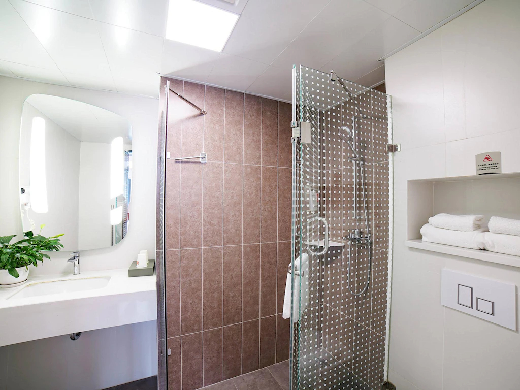 Bathroom 4, Ibis Hotel (Chengdu Taikoo li Chunxi Rd), Chengdu
