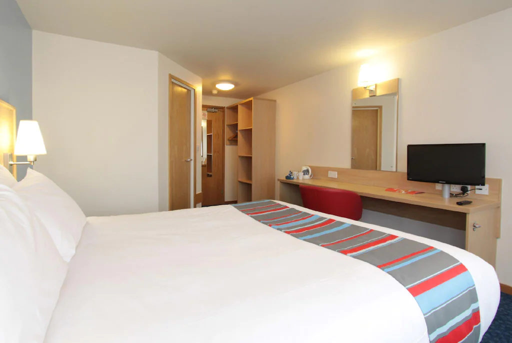 Bedroom 5, Travelodge Bicester Cherwell Valley, Oxfordshire