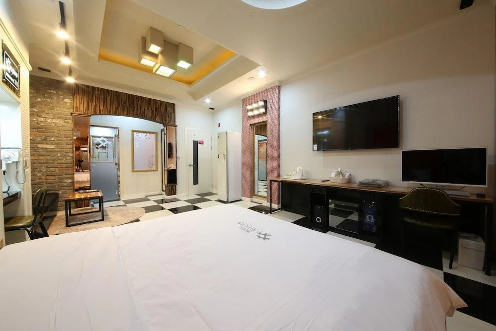Bedroom 2, R&B Business Hotel, Yeosu