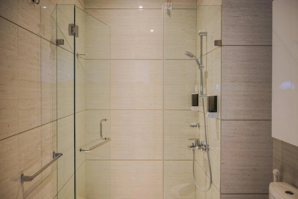 Bathroom 2, Modern 1BR at Brooklyn Alam Sutera Apt By Travelio, Tangerang