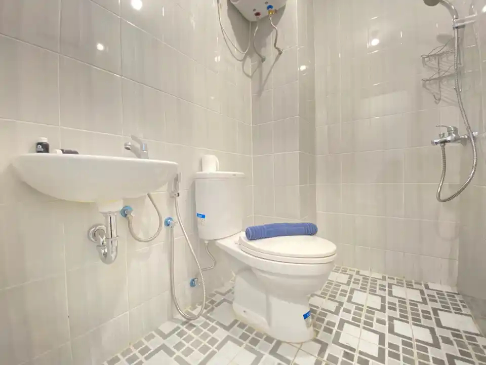 Bathroom 3, Cozy Studio The Lodge Paskal Apartment near 23 Paskal, Bandung