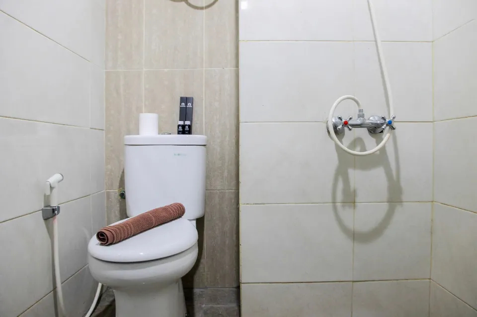 Bathroom 4, Fabulous Studio Grand Dhika City Apt By Travelio, Bekasi